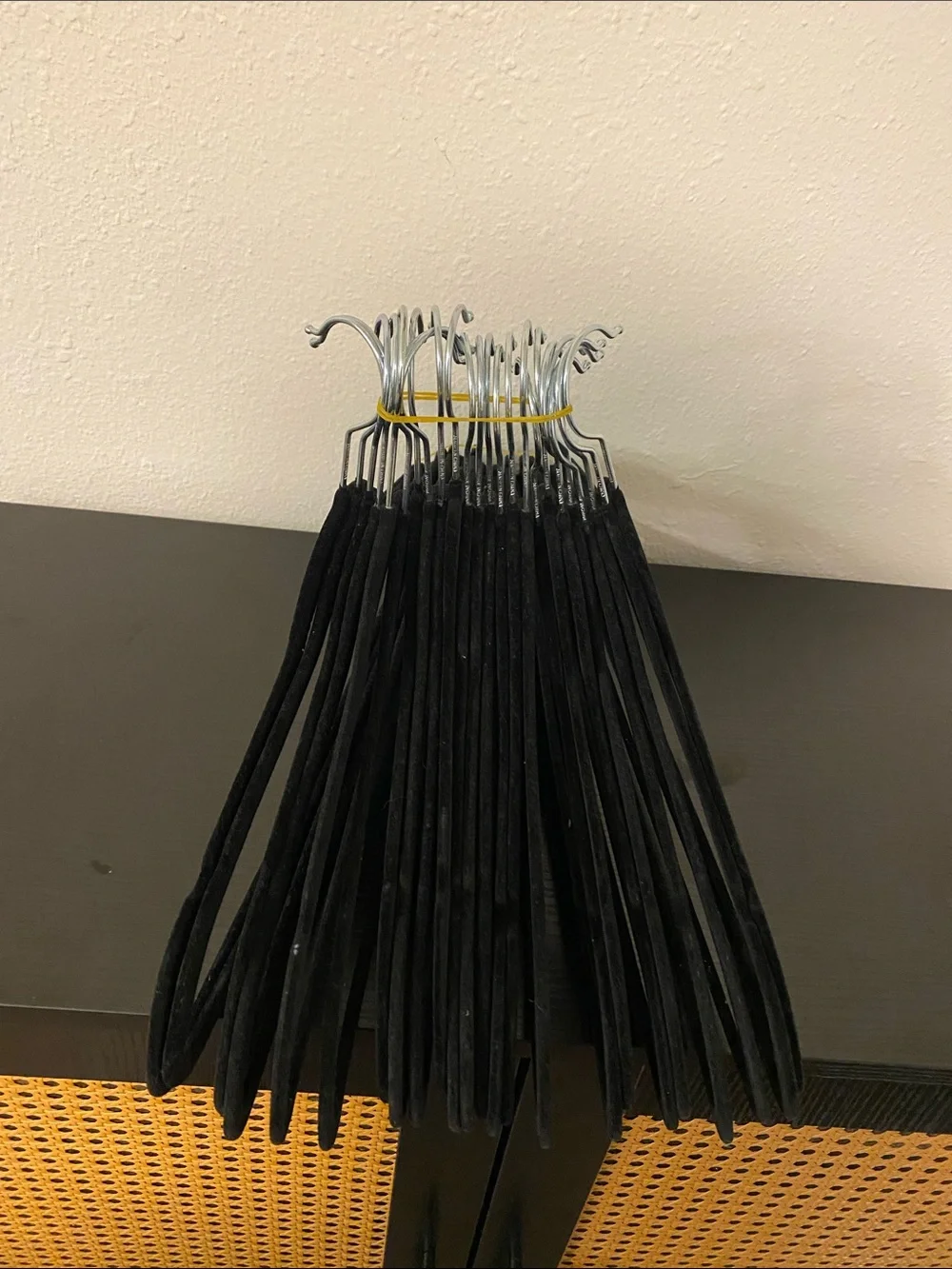 24 Black Velvet Non-Slip Clothing Hangers - Set